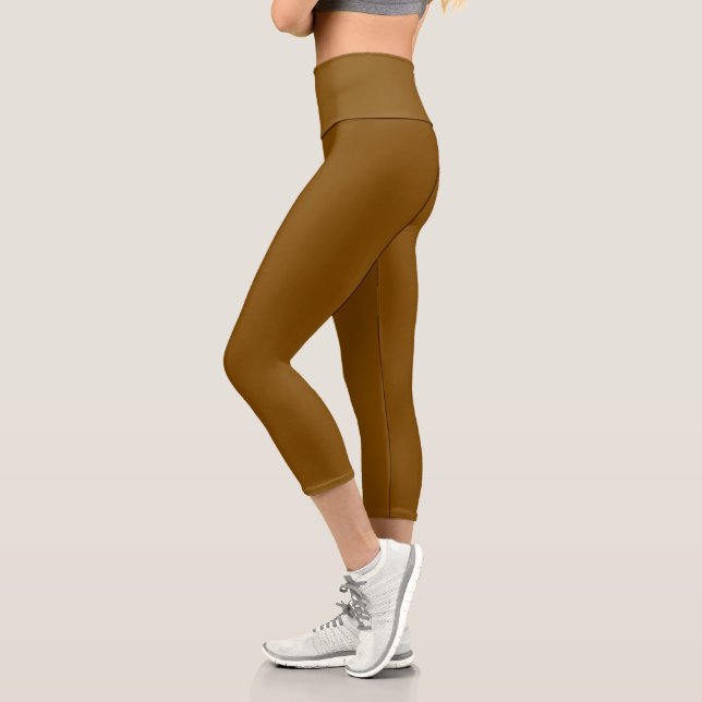 Capri modelo que lleva leggings marrones ajustados (Izquierda)