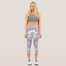 Capri Mujer que lleva leggings geométricos con un pastel