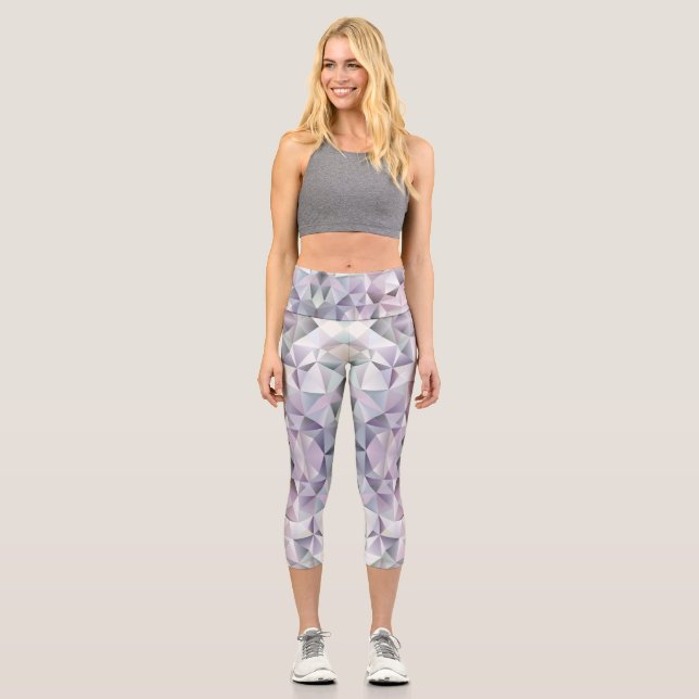 Capri Mujer que lleva leggings geométricos con un pastel (Anverso)