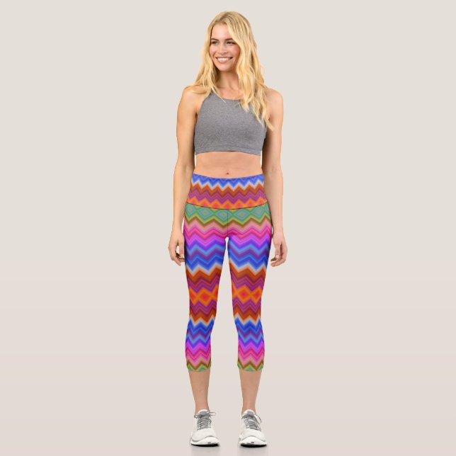 Capri Una mujer usa leggings vibrantes con patrón de zig (Anverso)