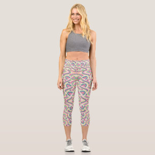 Capri Una persona que lleva leggings coloridos con patro