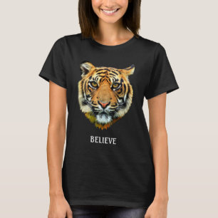 Cara de tigre salvaje y camiseta caligráfica creye