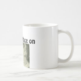 Cara del juego en la taza de café de la cita