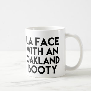 Cara del LA con una taza de café del botín de