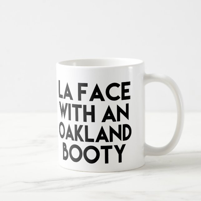 Cara del LA con una taza de café del botín de (Derecha)