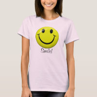 Cara feliz con camiseta sonriente