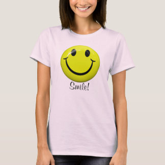 Cara feliz con camiseta sonriente