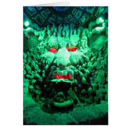 Cara mascarada aterradora en roca