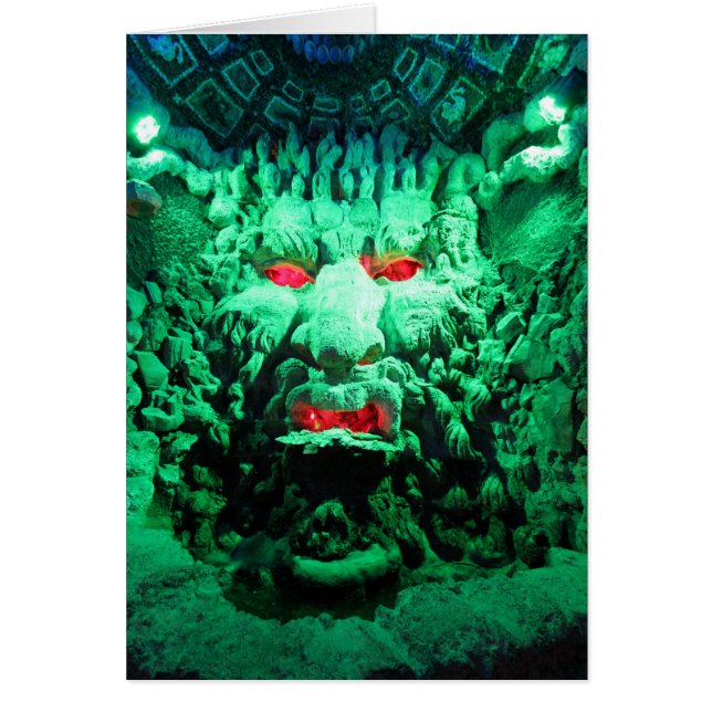 Cara mascarada aterradora en roca (Frente)