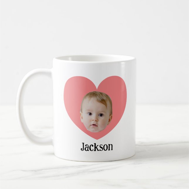 Cara personalizada de bebé con taza de corazón (Izquierda)