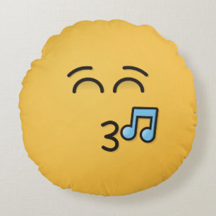 Cara silbando con almohada redonda de ojos sonrien