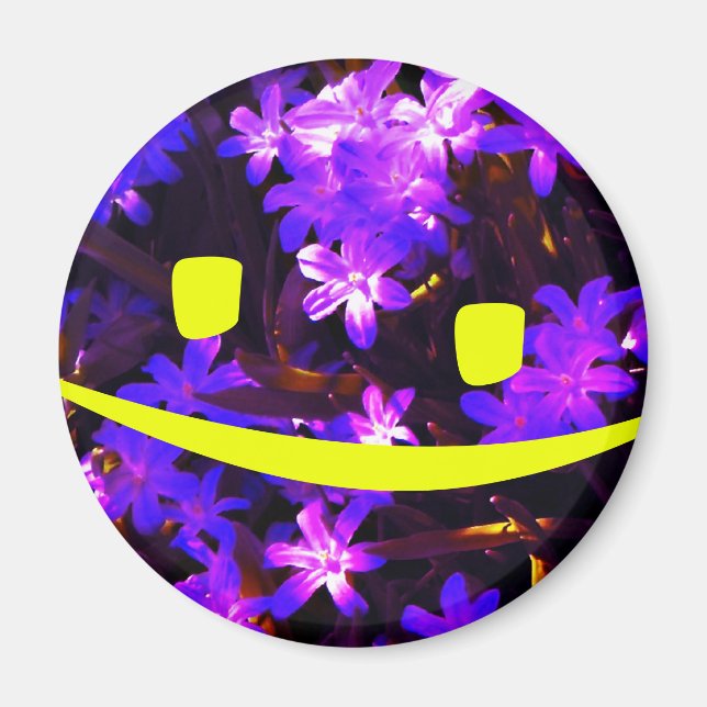 Cara sonriente amarilla sobre imán de flores azule (Frente)