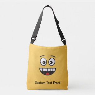 Cara sonriente con bolsa de cruz de boca abierta