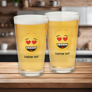 Cara sonriente con ojos en forma de corazón