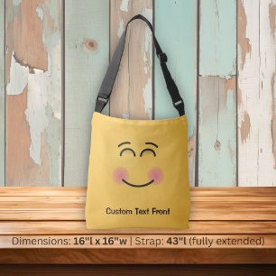 Cara sonriente con una bolsa de cuerpo cruzado de 