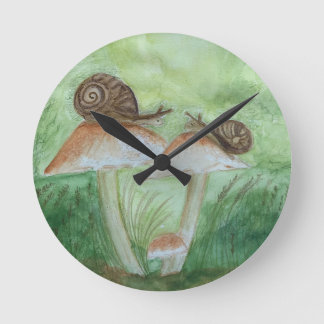 Caracoles sobre setas, reloj de pared con fondo de