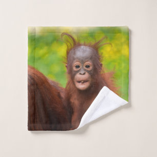 Carácter quirky de un bebé orangután