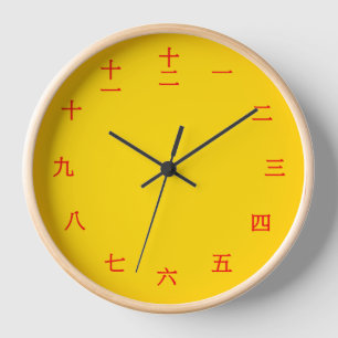 Caracteres rojos chinos y reloj de pared de madera