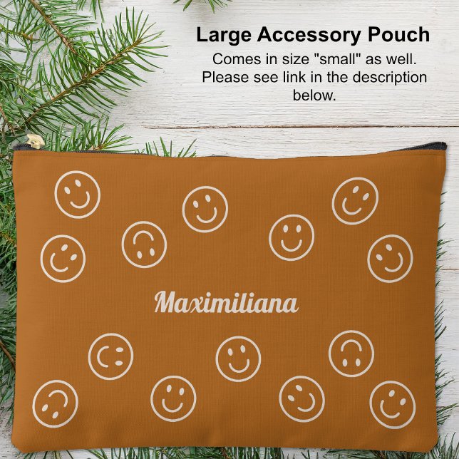 Caras felices en Boho Brown - Gran bolsa accesoria (Happy Faces on Boho Brown - LARGE Accessory Pouch by Leapfroglisics Shop)