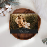 Carbón Muy Feliz Navidad Cuatro Panorama Fotográfi<br><div class="desc">El diseño de esta tarjeta navideña de 4 fotografías de Carbón Muy Feliz Navidad y Paisaje Focal presenta un sofisticado fondo gris oscuro con una mezcla de letras simples de marfil y caligrafía clásica, junto con un estilo boho minimalista que logra un equilibrio perfecto entre sutileza moderna y elegancia vintage....</div>