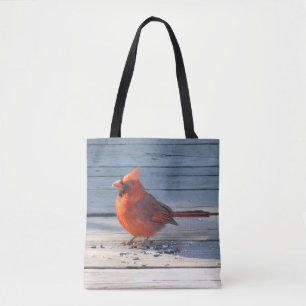Cardenal rojo en la bolsa de asas de madera del
