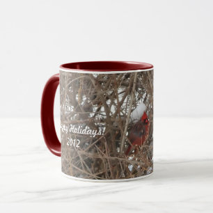 Cardenal rojo masculino en taza de nieve en invier