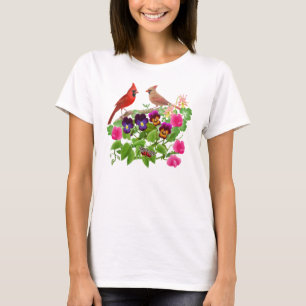 Cardenales en la camisa de la muñeca del jardín