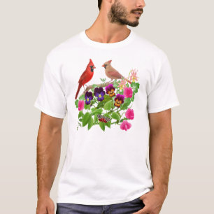 Cardenales en la camiseta del jardín
