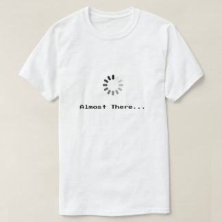 Cargando... Casi Listo | Camiseta de Arte de Píxel