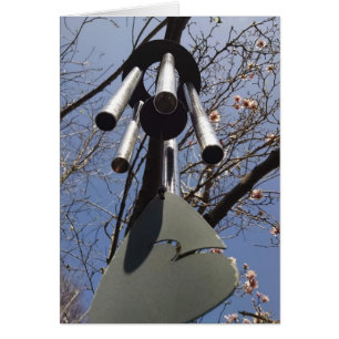 Carillones de viento y tarjeta en blanco de las