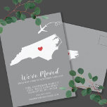 Carolina Post Card del estado de la Invitación móv<br><div class="desc">Invitación móvil | Carolina del Norte Estatal, invitación moderna en movimiento con el estado de Carolina del Sur, con un corazón rojo y un avión sobre un fondo gris. El color de fondo se puede cambiar fácilmente haciendo clic en personalizar y luego en personalizar para ver nuestro selector de color....</div>