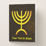 Carpeta Con Bolsillos Menorah Flame<br><div class="desc">Una representación digital de la menorah judía de siete ramas (hebreo: מְ נ וֹ רָ ‎). La menorah de siete ramas, utilizada en el santuario portátil establecido por Moisés en el desierto y más tarde en el Templo en Jerusalén, ha sido un símbolo del judaísmo desde la antigüedad y es...</div>