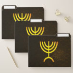 Carpeta de archivo de llama de Menorah<br><div class="desc">Una representación digital dorada y marrón de la menorah judía de siete ramificaciones (hebreo: מְ נ וֹ רָ ‎). La menorah de siete ramas, utilizada en el santuario portátil establecido por Moisés en el desierto y más tarde en el Templo en Jerusalén, ha sido un símbolo del judaísmo desde la...</div>