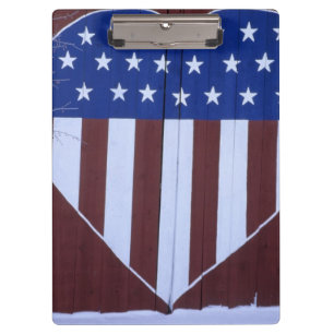 Carpeta De Pinza Bandera en forma de corazón pintada en granero des