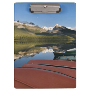 Carpeta De Pinza Barcas aparcadas en la orilla del lago Maligne,