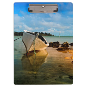 Carpeta De Pinza Barco pesquero en la playa mauricana con islote