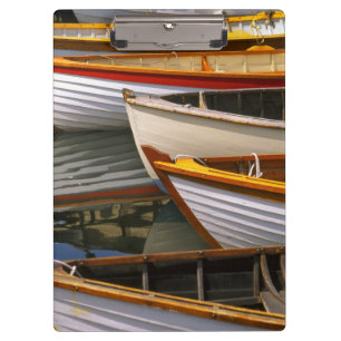 Carpeta De Pinza Barcos de colores vivos en el centro náutico de ma