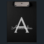 Carpeta De Pinza Black Silver Modern Script Girly Monograma Nombre<br><div class="desc">Portapapeles de planeamiento de nombres de monograma negro y plateado. Esto hace que el dulce perfecto cumpleaños 16,  boda,  ducha de novia,  aniversario,  ducha de bebé o fiesta de soltera sea regalo para alguien que ama el lujo glam y los estilos de moda.</div>
