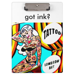 Carpeta De Pinza blonde con el tablero de los tatuajes