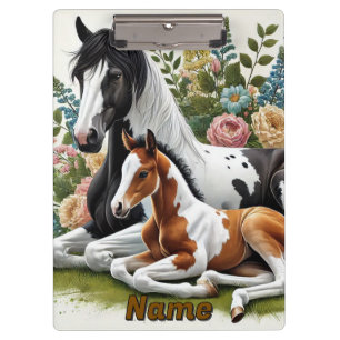 Carpeta De Pinza Caballos descansando entre flores vibrantes y vege