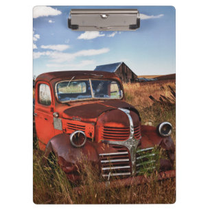Carpeta De Pinza Camión Dodge naranja oxidado con granja abandonada