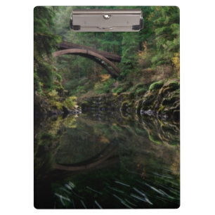 Carpeta De Pinza Debajo del puente