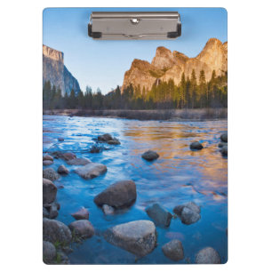 Carpeta De Pinza EE. UU., California. Reflejos rocosos en Merced