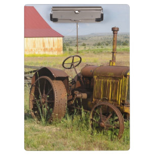 Carpeta De Pinza EE. UU., Oregón, Shaniko. Tractor viejo oxidado en