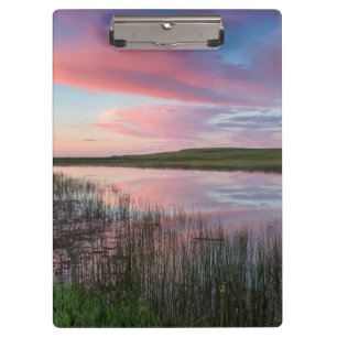 Carpeta De Pinza Estanque de pradera refleja nubes brillantes del a