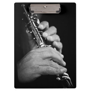 Carpeta De Pinza Flauta siendo tocada en blanco y negro por gitano