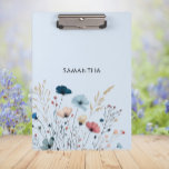 Carpeta De Pinza Floral salvaje<br><div class="desc">El Wild Floral Clipboard en un polvoriento fondo azul ofrece una hermosa combinación de encanto natural y rústico. Diseñado con flores silvestres en sutiles colores tierra sobre un suave fondo azul polvoriento, este portapapeles agrega una estética única y elegante a la organización de su papel. El diseño floral es intrincado...</div>