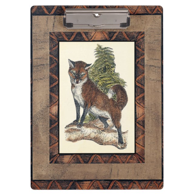 Carpeta De Pinza Fox Rústica pisando un tronco de árbol (Anverso)