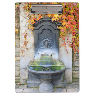Carpeta De Pinza Fuente de agua potable en otoño, Hungría