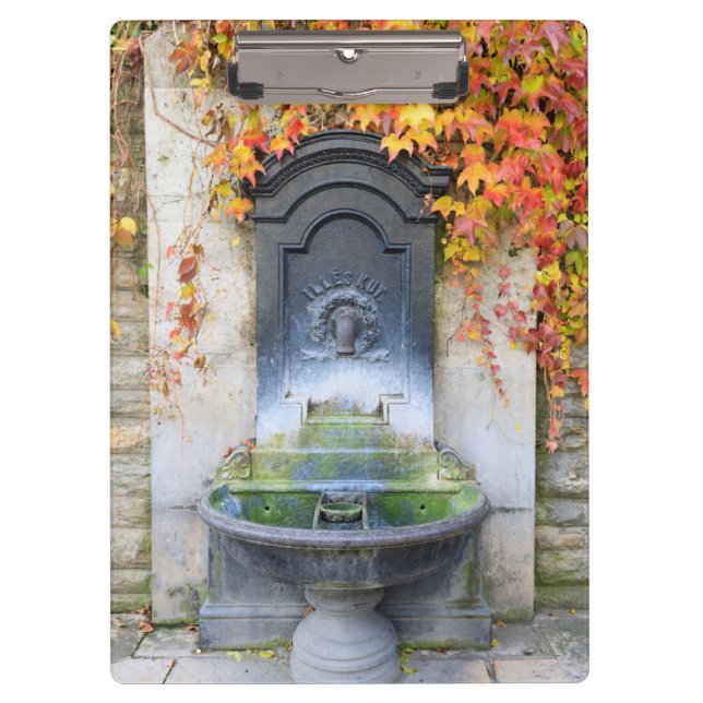 Carpeta De Pinza Fuente de agua potable en otoño, Hungría (Anverso)